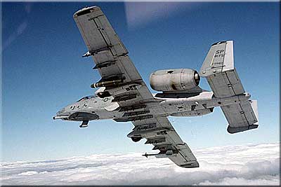 Американский штурмовик А-10 "Тhunderbolt" II над облаками вид на нижнюю часть штурмовика