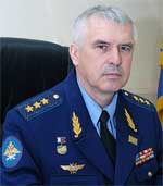 Зелин Александр Николаевич. Главнокомандующий Военно-воздушных сил России с 2007 года, член совета директоров Объединенной авиастроительной корпорации с 2008 года. Ранее занимал должности начальника авиации - заместителя главнокомандующего ВВС по авиации (2002-2007), командующего 4-й армией ВВС и ПВО (2001-2002), начальника штаба и командующего 14-й армией ВВС и ПВО (2000-2001). Генерал-полковник, заслуженный военный летчик Российской Федерации, кандидат военных наук. Главком ВВС