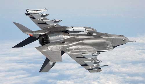 F-35B Lightning II Aircraft Conducting a Roll Самолет F-35B